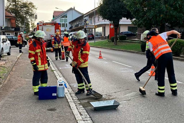 Die Feuerwehr Laufenburg kmmert sich um ausgelaufene Betriebsmittel.  | Foto: Feuerwehr Laufenburg