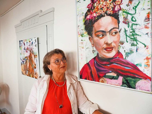 Annette Maria Otto vor einem Portrt der mexikanischen Knstlerin Frida Kahlo.  | Foto: Michael Haberer