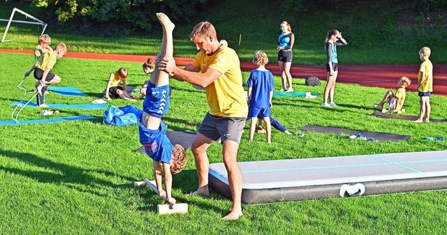 Turntrainer Bernd Seifried mit den Kindern beim Training im Stadion von Postjahn  | Foto: Michael Bamberger