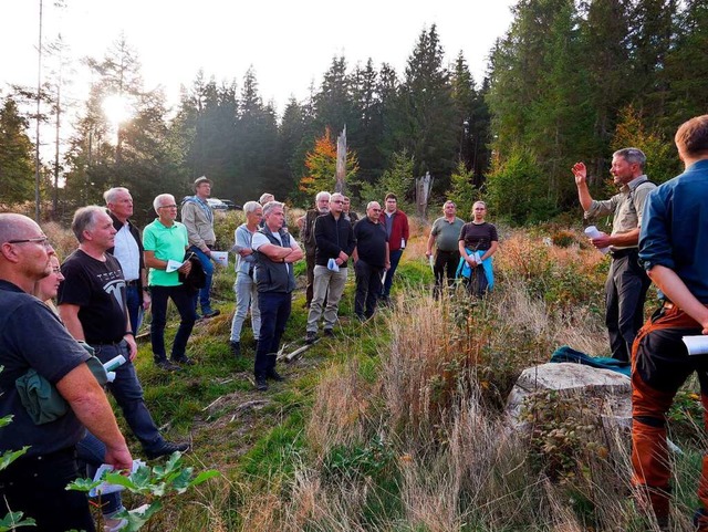 Der Gemeinderat erhielt einen Einblick ins Auerwildbiotop bei seine Waldbegang.  | Foto: Eva Korinth