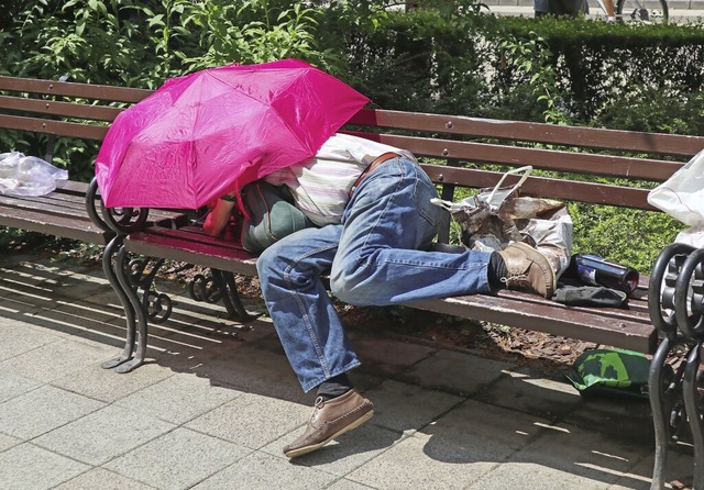 Als einen Schutzschirm gegen drohende ...gsmarkt kommt aber auch er an Grenzen.  | Foto: majorosl66