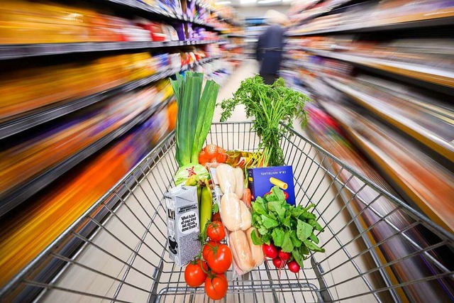 Wer einkaufen geht, sprt die Inflation.   | Foto: Julian Stratenschulte (dpa)