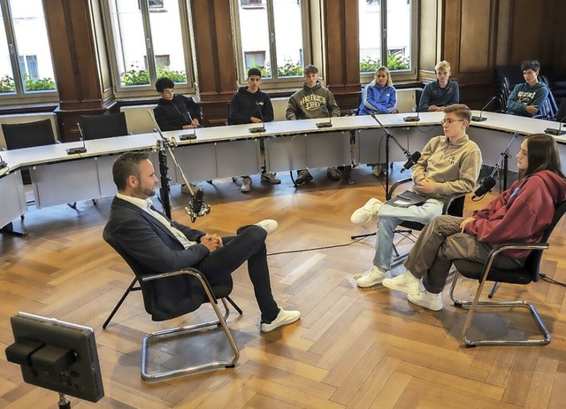 Oberbrgermeister Michael Schmieder hat sich Fragen von Jugendlichen gestellt.  | Foto: Udo Wenzl