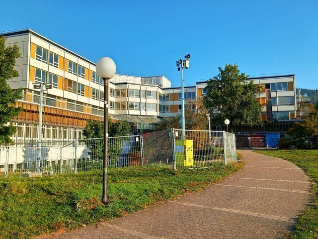 Das ehemalige Spitalgebude in Bad Sc...rgeschoss die neuen Fenster eingebaut.  | Foto: Axel Kremp