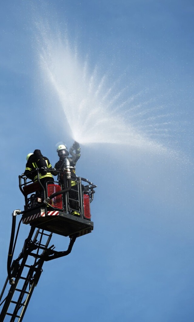 Wasser marsch: Rund 130 Feuerwehrleute...zur groen bung in Bonndorf zusammen.  | Foto: Wolfgang Scheu