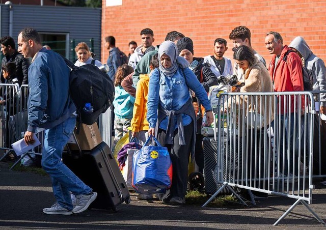 Flchtlinge in einer Erstaufnahmeeinrichtung im hessischen Gieen  | Foto: Boris Roessler (dpa)