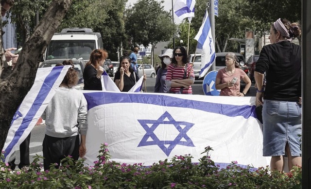 Die Menschen in Israel rcken angesich... Trauerfeier am Mittwoch in Jerusalem.  | Foto: Nir Alon (imago)