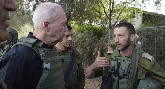 Israels Verteidigungsminister Yoav Gal...r Sdgrenze Israels  zum Gazastreifen.  | Foto: Ariel Hermoni (dpa)