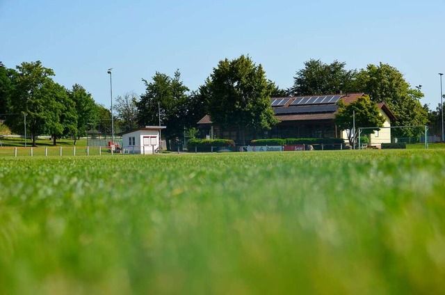 Am Sportplatz des VfR Pfaffenweiler wu...ht ein Fest in der Batzenberghalle an.  | Foto: Sophia Hesser