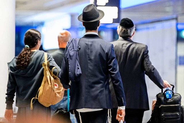 Passagiere aus Tel Aviv kommen nach de...uf Israel am Frankfurter Flughafen an.  | Foto: Hannes P Albert (dpa)