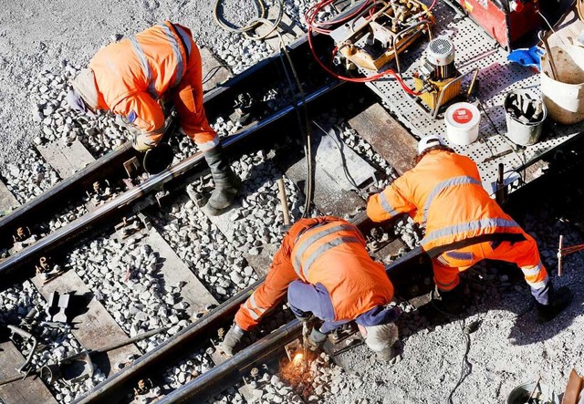 Wegen Schweiarbeiten an einer Bahnlinie kommt es zu einem Brand (Symbolfoto).  | Foto: Roland Weihrauch (dpa)