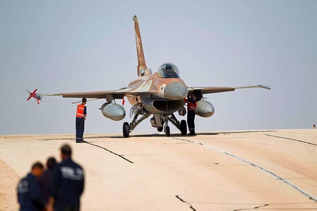 Ein israelischer Kampfjet vom Typ F-16... verwendet wurden, ist bislang unklar.  | Foto: Ariel Schalit