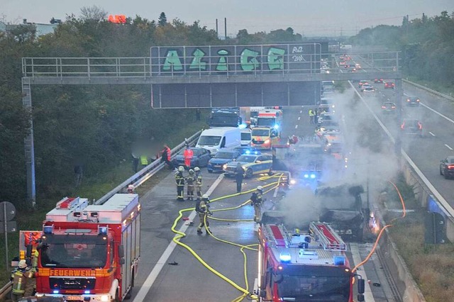 Heidelberg: Zahlreiche Krfte sind bei...en Auto auf der Autobahn 5 im Einsatz.  | Foto: Rene Priebe (dpa)