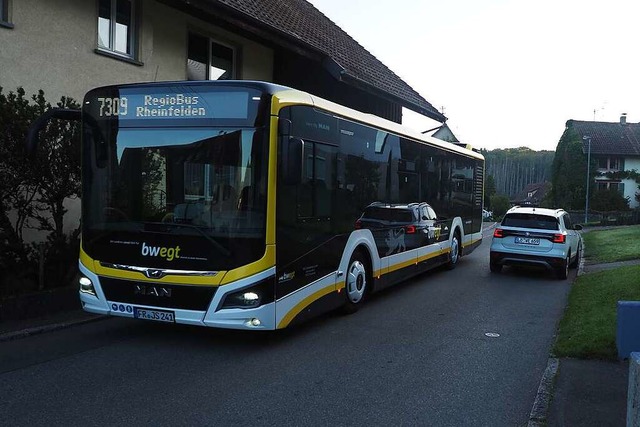 Keine Gehwege: Eine Bushaltestelle in ...eln sei zu gefhrlich, sagt die Stadt.  | Foto: Boris Burkhardt