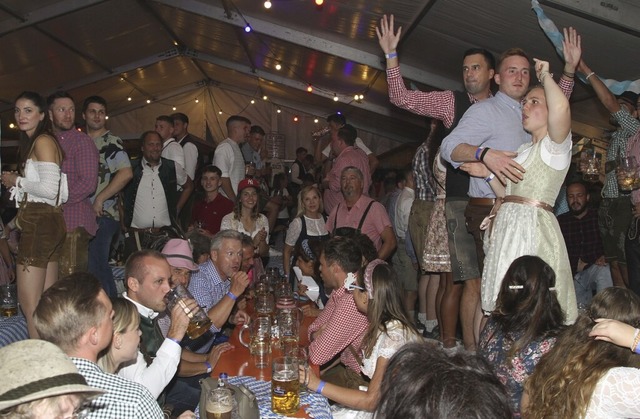 Oktoberfest-Stimmung im vollbesetzten Festzelt.   | Foto: Roland Vitt