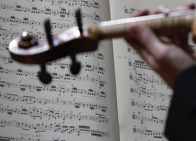 Das Streichoktett spielt  in der evangelischen Kirche in Grenzach.  | Foto: Marcus Brandt (dpa)