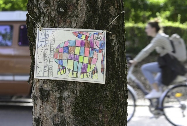 Ein bunter Elefant an einem Baum an der Urachstrae  | Foto: Ingo Schneider