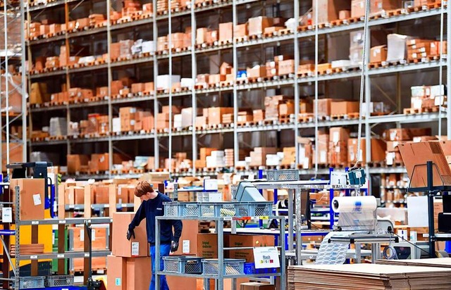 Der boomende Online-Handel sorgt fr Bedarf an Logistikmitarbeitenden.  | Foto: Soeren Stache