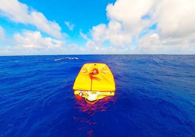 Blick auf die Rettungsinsel in die sic...he Segler Martin Daldrup gerettet hat.  | Foto: Privat (dpa)