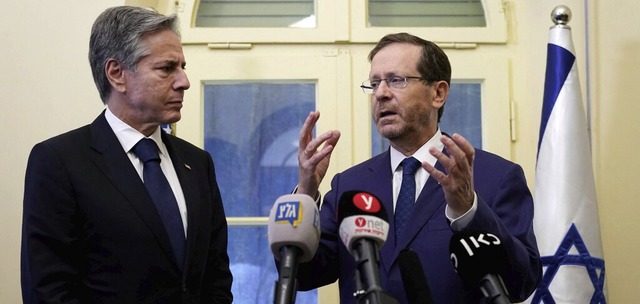 US-Auenminister  Antony Blinken (link...Isaac Herzog am Donnerstag in Tel Aviv  | Foto: JACQUELYN MARTIN (AFP)