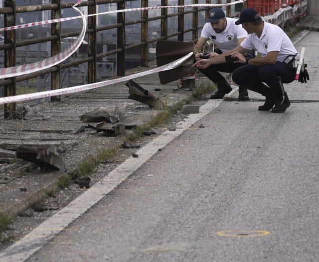 Ermittlungen der lokalen Polizei im Anschluss an das Busunglck  | Foto: Antonio Calanni (dpa)