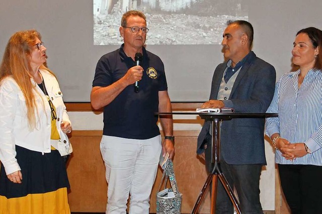 Annette Greve und Jrgen Gackstatter (...Lions Club an Ahmet und Glden Kartal.  | Foto: Ruth Seitz