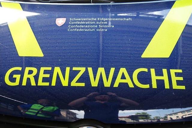 Schweizer Zoll findet 22 vergammelte Lmmer in einem Transporter bei Basel