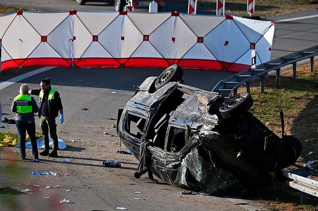 Betreuer der Polizei stehen am Rande d...en und mehrere schwer verletzt worden.  | Foto: Sven Hoppe (dpa)