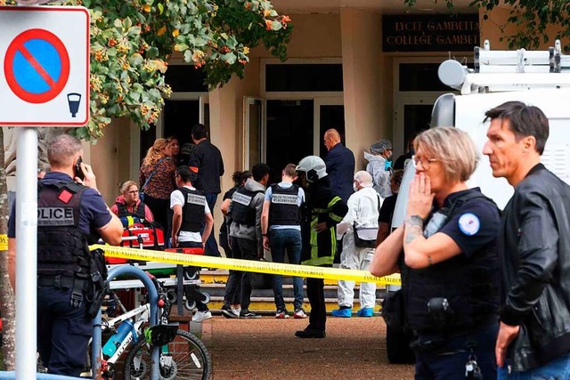 Ein Messerangreifer hat in einer Schul...sischen Arras eine Lehrkraft gettet.  | Foto: DENIS CHARLET (AFP)