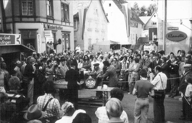 Dicht umlagert war stets der Fassansti...urde wie hier 1975  bis 1994 gefeiert.  | Foto: Dieter Rottler