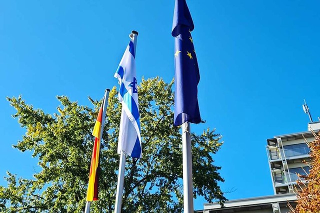 Israels Flagge weht auch auf dem Rheinfelder Rathausplatz.  | Foto: Stefan Ammann