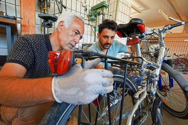 Selahaddin Benli (links) und Yasin Sol...r, um es wieder fahrtchtig zu machen.  | Foto: Freundeskreis Flchtlinge Lahr