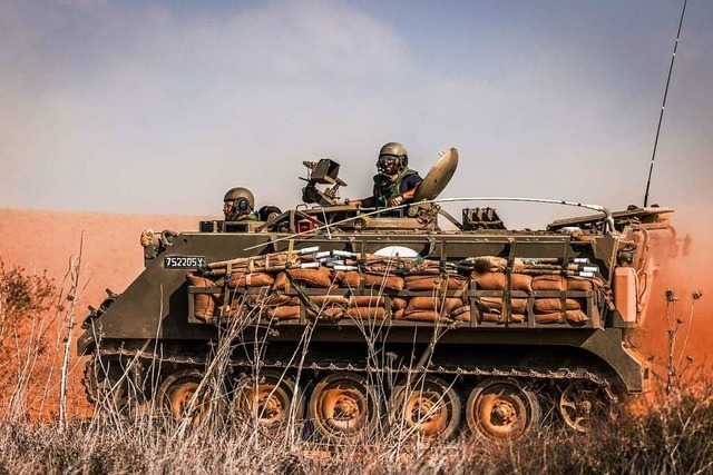 Sderot: Israelische Soldaten sitzen in...n der Grenze zwischen Israel und Gaza.  | Foto: Ilia Yefimovich (dpa)