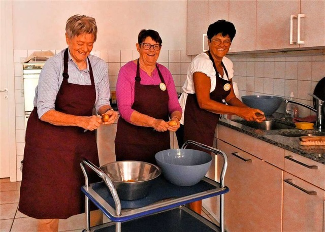 Kartoffeln schlen und kochen fr Bed...di , Petra Aust (von links) in Aktion.  | Foto: Sylvia-Karina Jahn