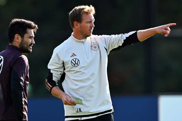 Julian Nagelsmann (rechts) gibt  fr Ilkay Gndogan und Co. die Richtung vor.  | Foto: Federico Gambarini (dpa)