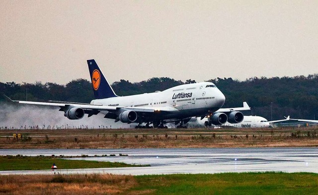 In einer Lufthansa-Maschine  bekam die...schen Airline zurck nach Deutschland.  | Foto: HANNES P ALBERT (AFP)