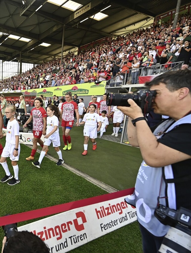 So viel Zuschauer wie nie zuvor, nmli... gegen Bayern Mnchen begren knnen.  | Foto: Achim Keller