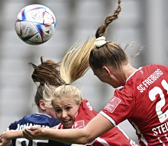 Zwei Spielerinnen des SC (in Rot)  | Foto: Achim Keller