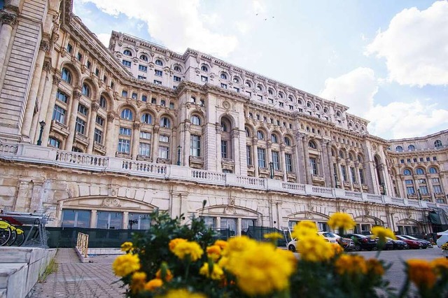 Noch heute tagt in einemTeil des Komp...mer: der Parlamentspalast in Bukarest.  | Foto: Philipp Laage (dpa)