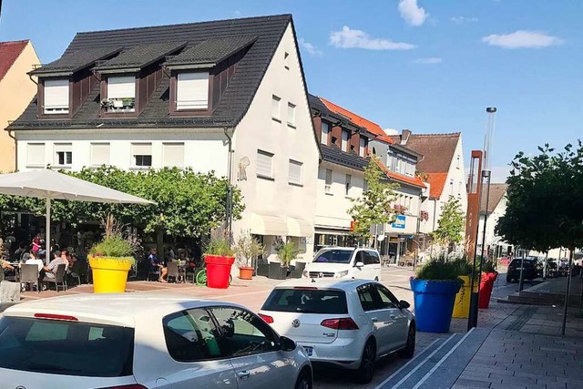Zwei Autos stehen im Parkverbot  gegenber des Neuenburger Rathausplatzes.  | Foto: Jutta Schtz