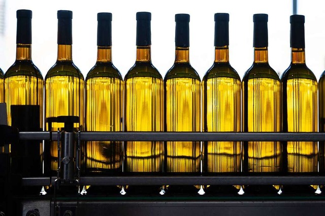 Etiketten auf Weinflaschen mssen knf...en &#8211; das geht aber auch digital.  | Foto: Sebastian Kahnert (dpa)
