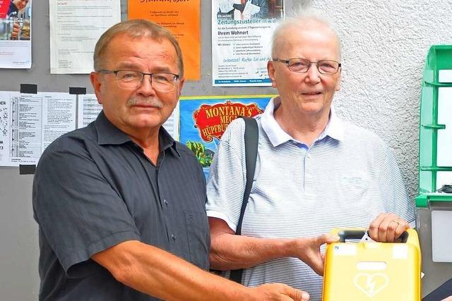 Ein Bewegungsmelder setzt Defibrillator in Wollbach ins Licht
