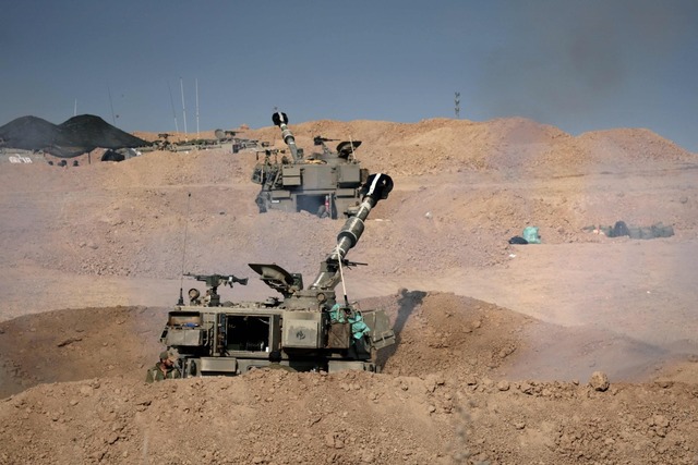 Israelische Artillerie feuert am 14. O...stinensische Enklave im Gazastreifen.  | Foto: THOMAS COEX (AFP)