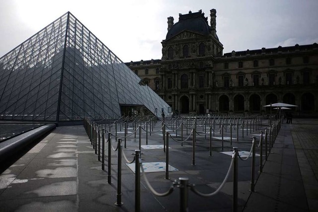Der leere Innenhof des Louvre-Museums.  | Foto: Lewis Joly (dpa)