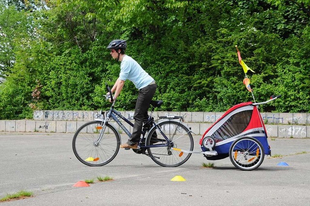 Einer Frau wird ihr Fahrrad samt Anhn...herung muss fr den Schaden aufkommen.  | Foto: Andrea Schiffner