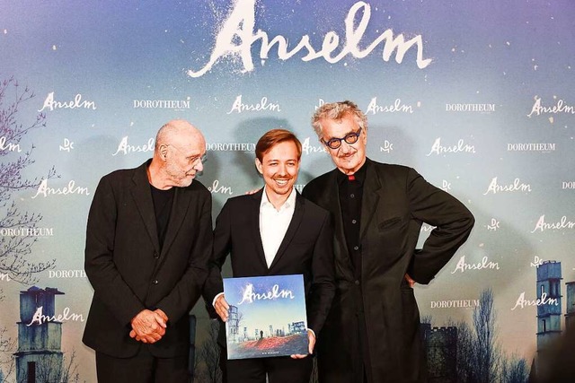 Leonard Kner (Mitte) bei der Vorprem... Anselm Kiefer(links) und Wim Wenders.  | Foto: arno