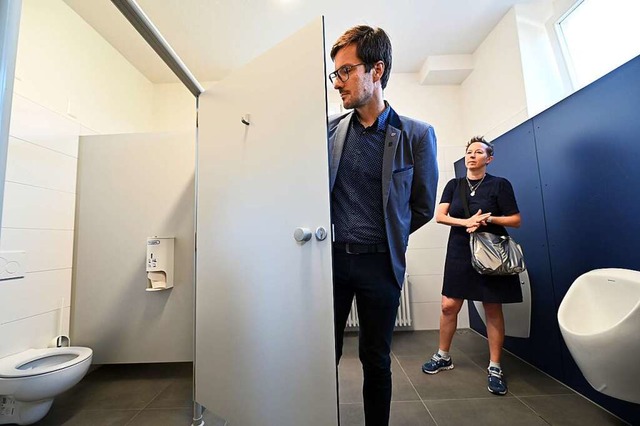 Freiburgs OB Martin Horn berzeugte si...d der Toiletten in der Lortzingschule.  | Foto: Thomas Kunz