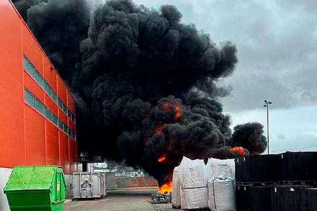 Im Auenbereich der Kunststofflagerung ist es zu einem Brand gekommen.  | Foto: Feuerwehr Herbolzheim