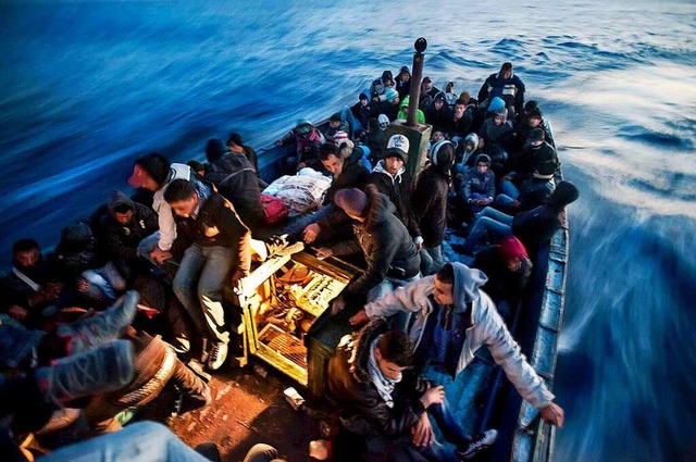 Eine Gruppe von mehr als hundert Migra...en Tunesien und Italien zu berqueren.  | Foto: zvg