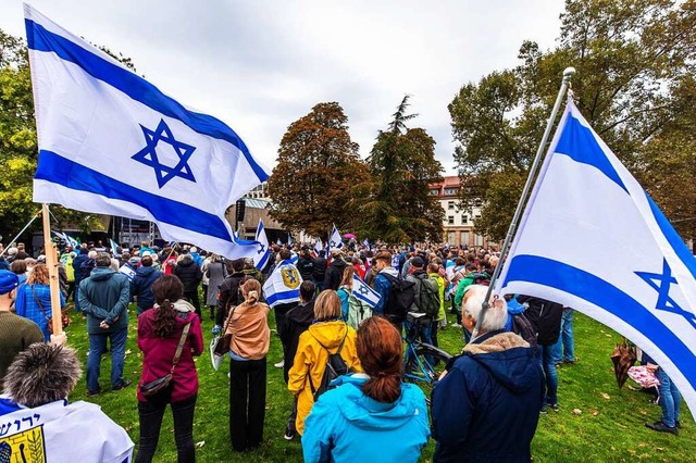 Stuttgart: Zahlreiche Menschen nehmen ...darittsveranstaltung fr Israel teil.  | Foto: Christoph Schmidt (dpa)